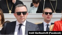 ფოტო არქივიდან: საქართველოს პრემიერ-მინისტრი ირაკლი ღარიბაშვილი, შვილთან, ნიკოლოზთან ერთად. 