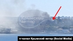 Raketa darbesinden soñ Rusiye Qara deñiz flotunıñ ştab binası yanında tuman. Aqyar, 2023 senesi sentâbrniñ 22-si