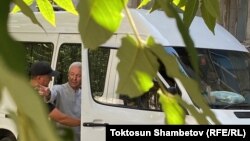 Адахана Мадумарова забирают из МВД на судебное заседание, Бишкек. 2 сентября 2023 г.