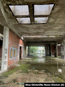 Ming tha se ai dhe emigrantët e tjerë kanë fjetur në këtë ndërtesë të braktisur në Bihaq.