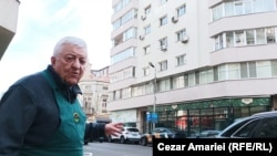 Gheorghe Florescu arată blocul nou construit pe str. Hristo Botev nr 10 în locul celui prăbușit la cutremurul din 1977.