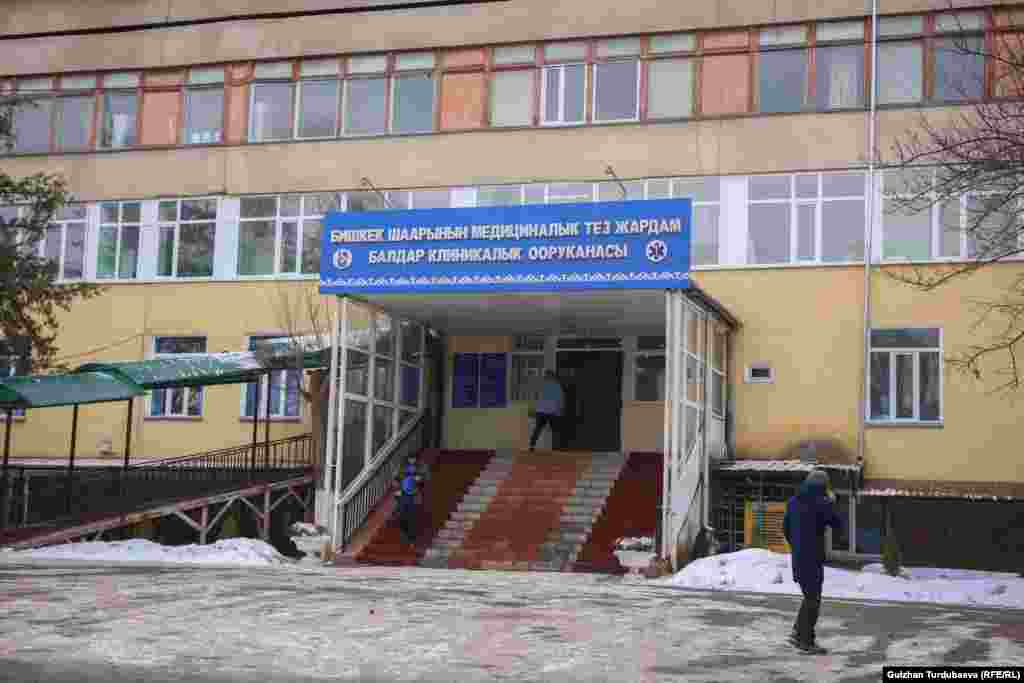 Химиялык зат ичип алган баланын оозунан шилекей куюлуп, ыйлап, тамак иче албай калат. Аны дароо ооруканага жеткирип, токтоосуз жардам бериш керек.&nbsp;