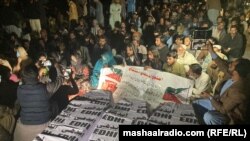 پرلتوالو د فبرورۍ پر ۲۱مه د وژل شویو جسدونه ایښي او له حکومته انصاف غواړي. 