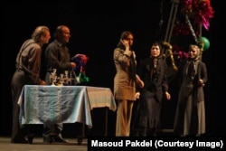 صحنه‌ای از اجرای نمایش «مجلس شبیه در ذکر مصائب استاد نوید ماکان و همسرش مهندس رُحشید فرزین»