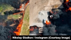 Мунай кампасындагы өрттүн сүрөттөрүнөн "Азаттыктын" коллажы. Сокулук, Шопоков шаарчасы. 20-юинь, 2023-жыл. 