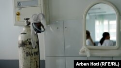 Bombola e oksigjenit e ndryshkur pranë shtratit të pacientëve në Repartin e Pediatrisë në Mitrovicë të Jugut.