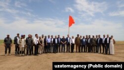 "Ўзатом" ва "Росатом" вакиллари кичик қувватли АЭС қурилажак майдонда, Жиззах вилояти, 2024 йил 26 июни ("Ўзатом" агентлиги фотоси)