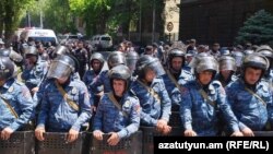 Ոստիկանները պատ են կազմել կառավարության շենքի մոտ, 16-ը մայիսի, 2024թ․