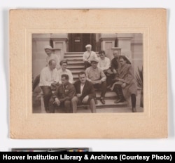 ლ. ბერია (შუა რიგის მარცხენა კიდეში), მის გვერდით ნ. ლაკობა (თეთრი პერანგითა და კეპით) და სხვები. დაცულია ჰუვერის ინსტიტუტის ნ.ა. ლაკობას კოლექციაში.