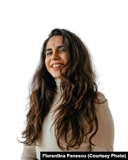 Florentina Penescu lucrează la Parlamentul European, însă în timpul liber se ocupă de comunicații pentru Palumba și predă limba japoneză.