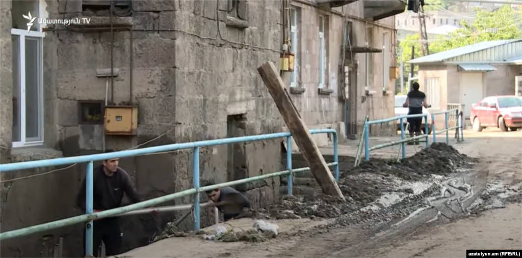 Ministra educației, Janna Andreasian, i-a îndemnat pe studenții universitari din Erevan și din alte părți ale țării să se alăture eforturilor de curățare. Ea a declarat că mulți au făcut deja acest lucru.