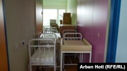 Shtretërit e rinj, ende të papërdorur që nga viti 2016 kur edhe u blenë në objektin e ri të Pediatrisë, në Mitrovicë të Jugut.