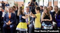 Градоначалникот на Чаир Висар Ганиу на детска приредба