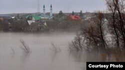 Татар Каргаласы авылы аркылы Каргала елгасы уза, авыл читеннән — Сакмар елгасы. Ике елгада да су дәрәҗәсе күтәрелгән, агым тизәйгән.