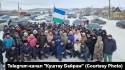 Теләктәшлек белдерергә килүчеләр