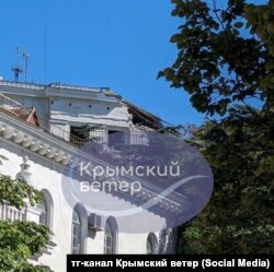 რუსეთის შავი ზღვის ფლოტის შტაბბინა სევასტოპოლში. შენობის სახურავი სარაკეტო თავდასხმამ დააზიანა.