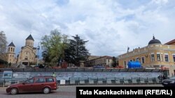 ამ ადგილას, პრაქტიკულად, ახალი შენობის მშენებლობა მიმდინარეობს და 15 აპრილისთვის დასრულების პირი არ უჩანს.