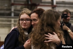 ალსუ ქალიშვილებთან ერთად