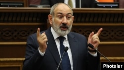 У відповідь на репліку опозиціонерів, чому б не вийти з ОДКБ, Нікол Пашинян сказав: «ми вийдемо. Ви мене цим лякаєте?»