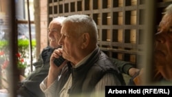 Пензионерот Бислим Адеми разговара на телефон