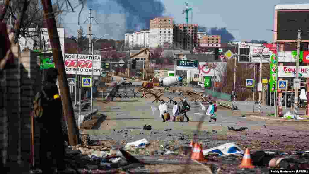 Буча ва Ирпендан бош олиб чиққан тинч аҳоли вакиллари. 2022 йил 11 март