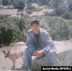 Бакыт Рыскелдиевдин 12-15 жыл мурда тартылган сүрөтү. Бир туугандары бул сүрөттү социалдык тармактарга салып, өз алдынча издеген.