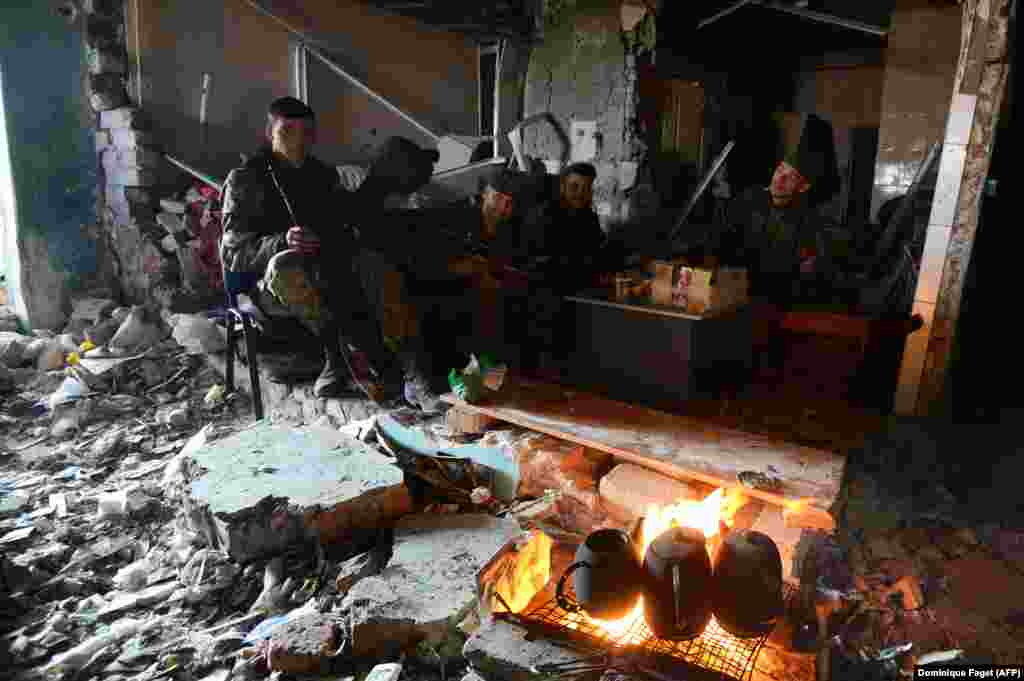 Separatiștii susținuți de Rusia sunt văzuți în interiorul ruinelor aeroportului din Donețk, în timpul celei de-a doua bătălii pentru aeroport, în octombrie 2014. În septembrie 2014, forțele separatiste au lansat un atac asupra trupelor ucrainene baricadate în interiorul aeroportului. Aeroportul era singurul punct de sprijin rămas Kievului în Donețk după ce orașul din estul țării fusese cucerit de forțele pro-Kremlin.