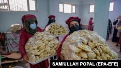 کارخانه کلچه و قتلمه پزی در کابل که فروزان کوهستانی ایجاد کرده و زنان نیز در آن به کار گماشته شده اند. 