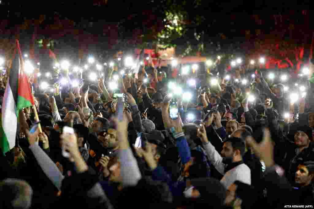 Studentët dhe demonstruesit iranianë duke protestuar në mbështetje të palestinezëve përpara Ambasadës britanike në Teheran, mëngjesin e hershëm të 18 tetorit 2023.&nbsp; Qindra protestues u mblodhën jashtë ambasadës britanike dhe franceze në Teheran në orët e para të 18 tetorit 2023, ndërsa zemërimi u rrit pas shpërthimit vdekjeprurës në një spital në Gazë.