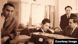 Төлөмүш Жакып уулу кесиптештери менен.