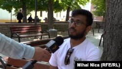 De un an și jumătate orașul Focșani este noua casă pentru Boudi, un muncitor venit din Sri Lanka. Principala lui nemulțumire se referă la copiii - hoți de buzunare.