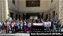 ჟურნალისტების საპროტესტო აქცია საქართველოს პარლამენტთან, „აგენტების კანონის“ წინააღმდეგ 