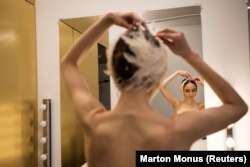 Muromtseva duke u përgatitur për dukjen para shfaqjes.