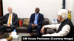 نګران اعلا وزير محمد اعظم خان له امريکايي قونصل جنرل شېنټي مورې سره وليدل.