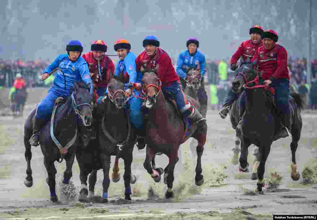 Таластын "Ынтымак" командасы (көгүш формада) алты жолу катары менен Ноорузга арналган көк бөрү боюнча мелдештин финалына чыкты. Аталган мелдешти "Ынтымак" тогузунчу жолу утуп жатат.&nbsp;