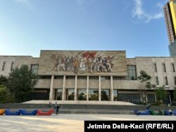 Opinioni në Shqipëri është i ndarë sa i përket veprave të periudhës komuniste.