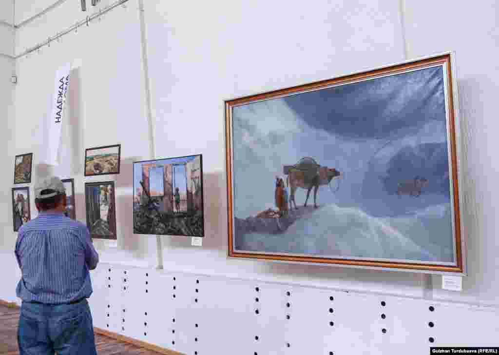 Михаил Рындиндин 1916-жылкы Үркүндө Кытайга качып бара жаткан кыргыздардын жашоосун чагылдырган "Кытайга бара жаткан жолдо" деген эмгеги.&nbsp;