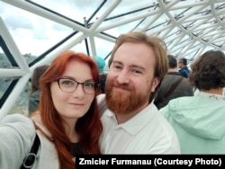 Зьміцер Фурманаў пасьля вызваленьня з жонкай Вольгай