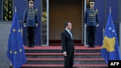 Kryeministri i Kosovës, Albin Kurti, duke qëndruar në mes të flamurit të BE-së dhe atij të Kosovës, Prishtinë. Fotografi nga arkivi.