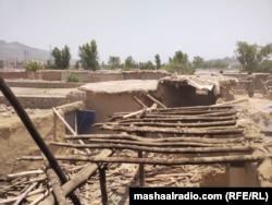 د کیمپ اوسېدونکي وايي، د جون پر ۱۷مه یوشمېر کسان ورغلل او د عدالتي امر پر اساس یې ودانۍ ړنګې کړې.