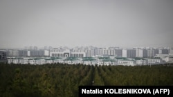 Golaýda täze açylan Arkadag şäheri Türkmenistanyň ozalky ýolbaşçysy Gurbanguly Berdimuhamedowyň lakamyny göterýär. Ol paýtagt Aşgabatdan 30 kilometr çemesi uzaklykda ýerleşýär. 2023-nji ýylyň 29-njy iýuny.