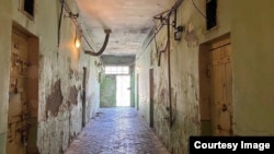 "Камчыбектин түрмөсү" аталган тергөө абагы. Ош. Ноябрь, 2023