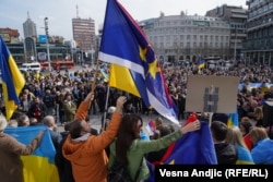 Zastava Vojvodine iz 2004. se zavijorila na antiratnom "Maršu solidarnosti i mira" u Beogradu povodom godišnjice ruske invazije na Ukrajinu (24. februar 2023. godine)