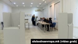 Një vendvotim në Shkup në orët e para të mëngjesit të së mërkurës.