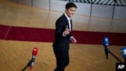 Kryeministra e Serbisë, Ana Bërnabiq, para nisjes së samitit në Bruksel.