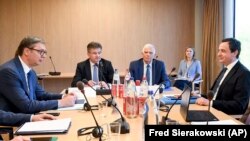 Fotografi e realizuar gjatë një rundi bisedimesh mes Kosovës dhe Serbisë, në Bruksel në maj të vitit 2023. 