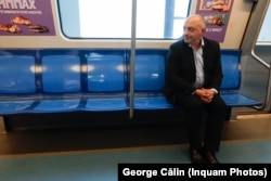 Candidatul Cătălin Cîrstoiu în campanie la metrou.