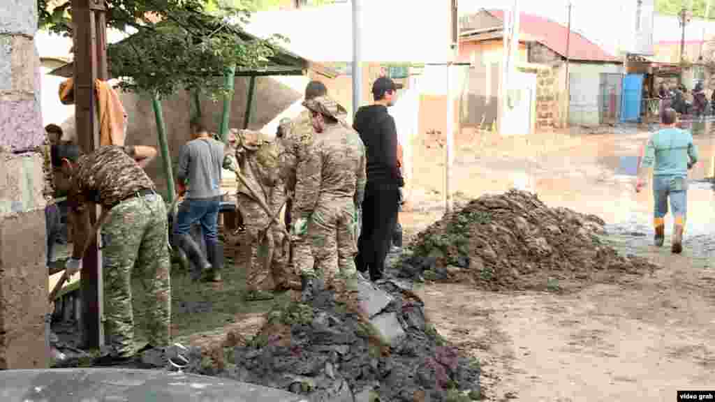 Ministrul Administrației Teritoriale și Infrastructurii, Gnel Sanosian, a declarat că este nevoie de sute de voluntari pentru a ajuta autoritățile locale în eforturile de curățare.