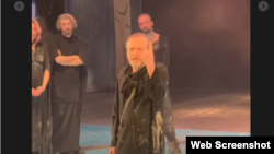 მსახიობი დათო ბეშიტაიშვილი სცენიდან მიმართვს მაყურებელს.