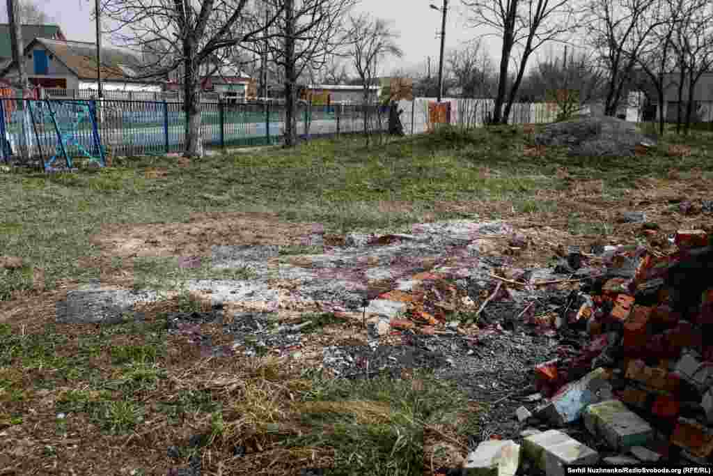 Fotografia e parë: Kubeja e një kishe të shkatërruar në Lukanivka, fshat në lindje të Kievit, në marsin e 2022-tës. Kisha e drunjtë historike u raportua të ishte shkatërruar qëllimisht nga tanket, gjatë zmbrapsjes së Rusisë nga vendbanimi. Fotografia e dytë: Vendi ku ndodhej kisha, në marsin e 2024-tës. Rindërtimi ende nuk ka filluar.
